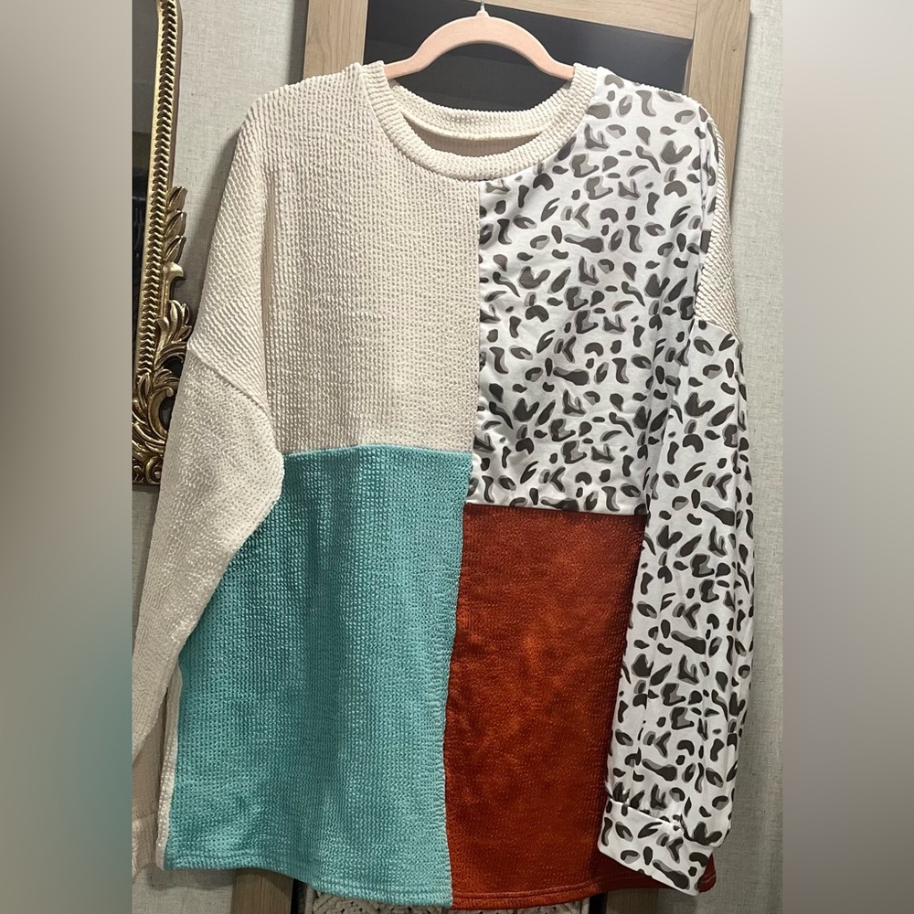Colorblock Lightweight Sweater with Animal Print
